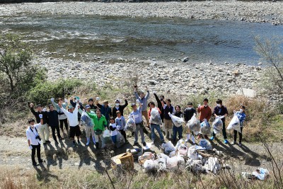 東洋町が実施した野根川の清掃活動。