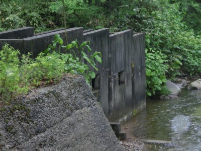 支流の黒松内川にある砂防ダム。黒松内町では、支流の堰堤の改修も視野に自然環境の保全に取り組んでいる。 